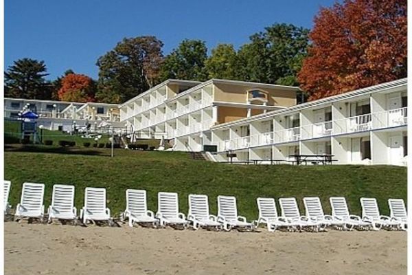 Hotel Tahoe Resort on Lake George
